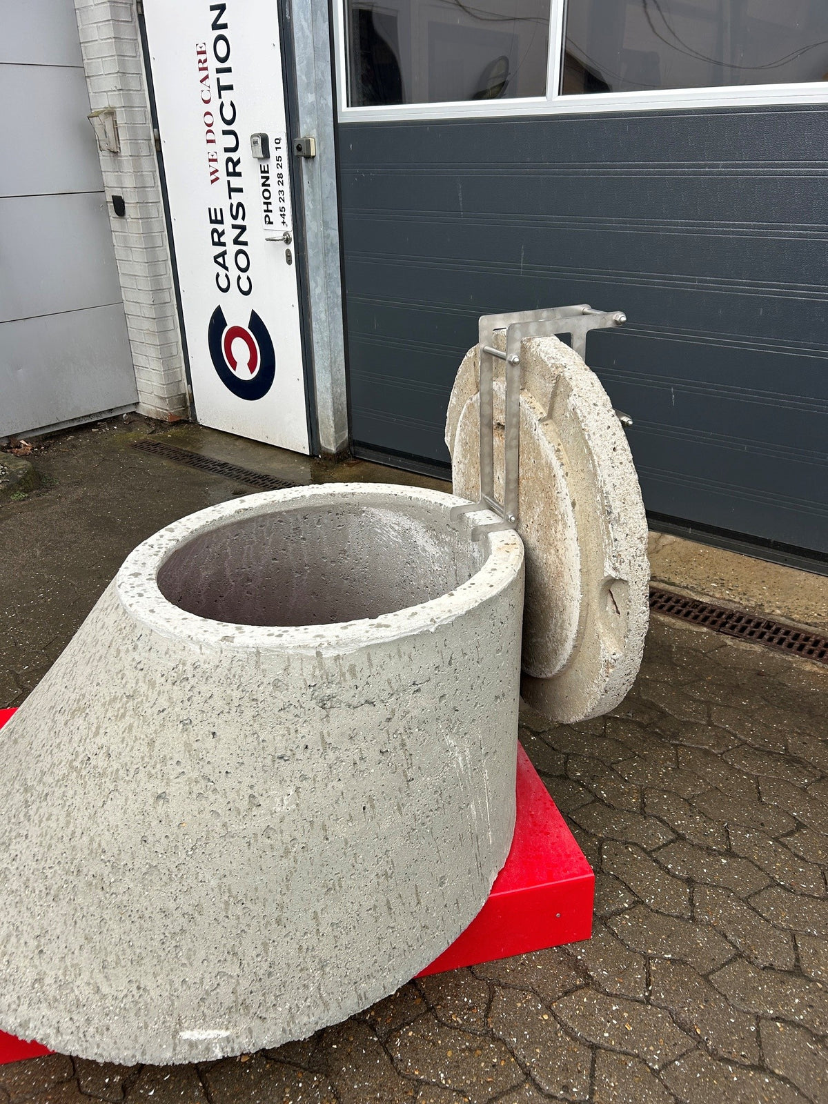 CareRack - Sikker håndtering af beton dæksler på forhøjede brønde