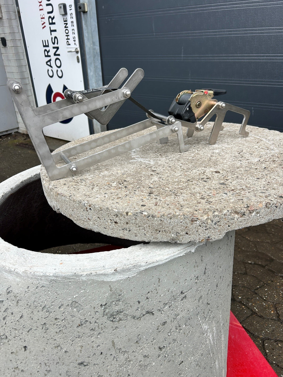 CareRack - Sikker håndtering af beton dæksler på forhøjede brønde